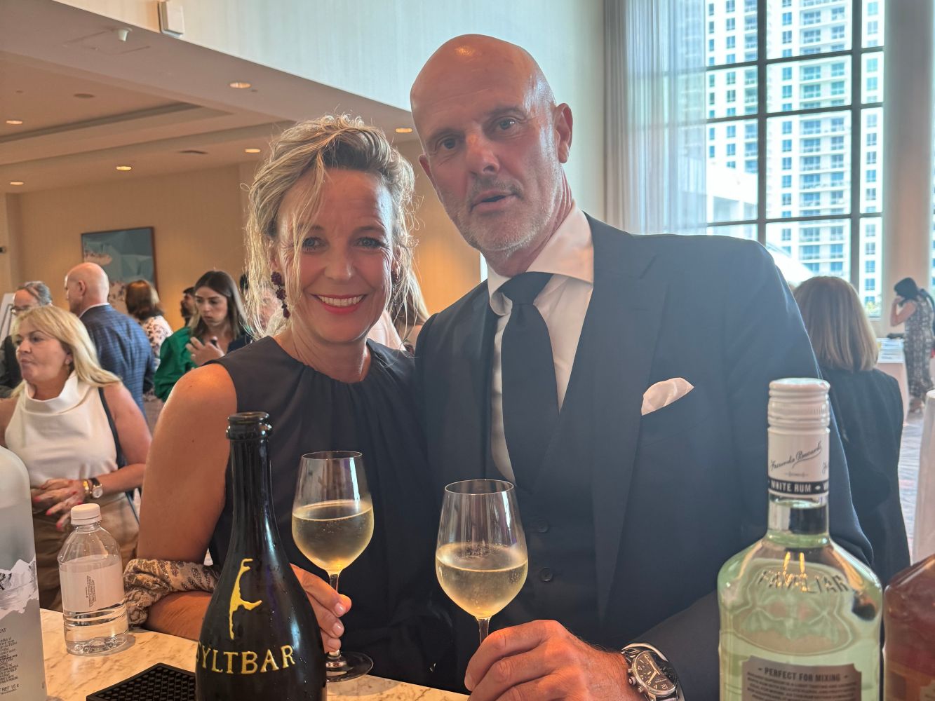 photo of SYLTBAR owners Regina and Claus at a charitable fundraiser drinking Mr SYLTBAR low-sugar prosecco