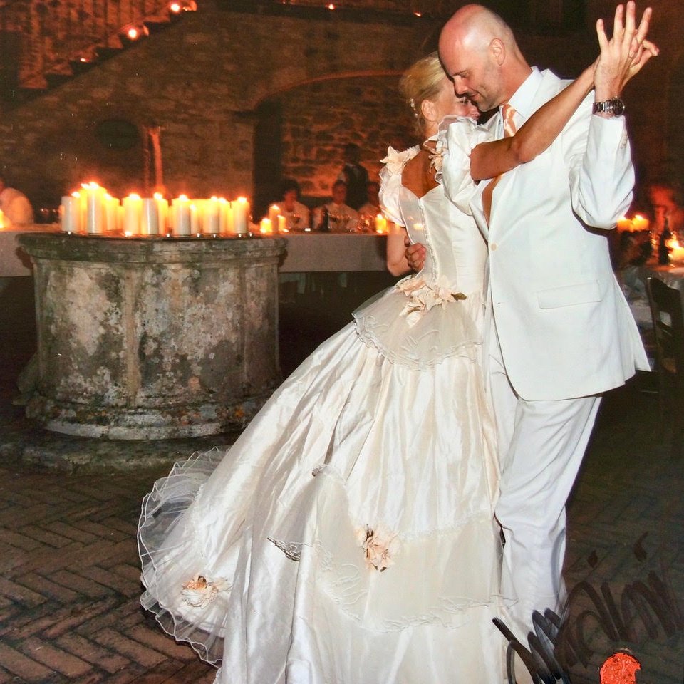 photo of SYLTBAR owners Regina and Claus dancing at their wedding in Italy