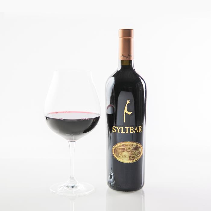 All SYLTBAR Red Wines - with wine hue in glass